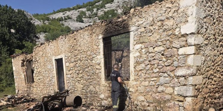 Tragjedi në Shkodër, nëna dhe dy fëmijët përpihen nga flakët