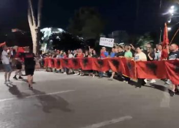 DITA 60/ Protestuesit i bëjnë thirrje SPAK: Arrestoni Ramën!