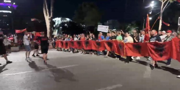 DITA 60/ Protestuesit i bëjnë thirrje SPAK: Arrestoni Ramën!