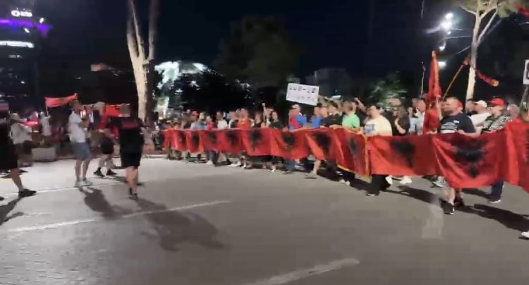 DITA 60/ Protestuesit i bëjnë thirrje SPAK: Arrestoni Ramën!