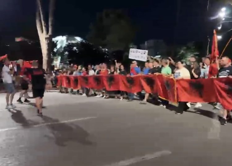 DITA 60/ Protestuesit i bëjnë thirrje SPAK: Arrestoni Ramën!