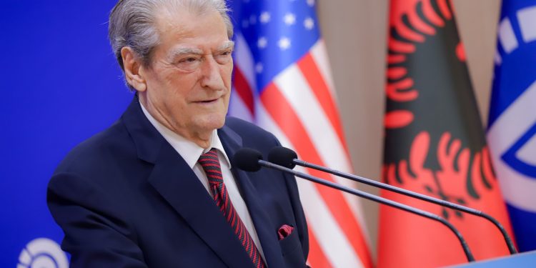 Ndalimi i deputetëve të VLEN në kufi, Berisha akuzon Ramën për urdhër politik