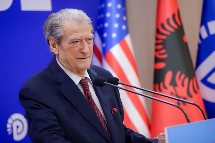 Ndalimi i deputetëve të VLEN në kufi, Berisha akuzon Ramën për urdhër politik