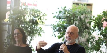Rama mbledh pensionistët pasi u dha 50 mijë lekë shpërblim për të sulmuar protestat