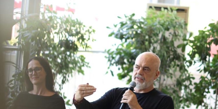 Rama mbledh pensionistët pasi u dha 50 mijë lekë shpërblim për të sulmuar protestat