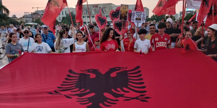 DITA 78/ Zemërim para Kryeministrisë, protestuesit kërkojnë largimin e Ramës dhe qeverisë