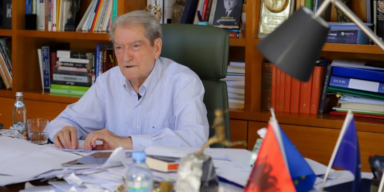 Rama dyfishoi punonjësit në bashki me patronazhsitë, parazitë që nuk bëjnë asgjë