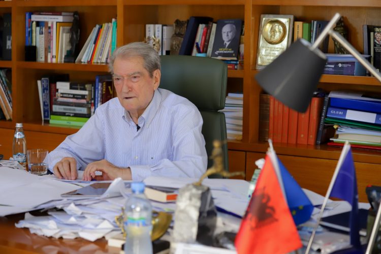 Rama dyfishoi punonjësit në bashki me patronazhsitë, parazitë që nuk bëjnë asgjë