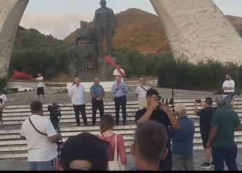 Qeveria po u rrëmben bashkinë, Selenica në protestë tek monumenti i Drashovicës