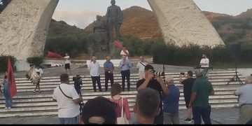 Qeveria po u rrëmben bashkinë, Selenica në protestë tek monumenti i Drashovicës