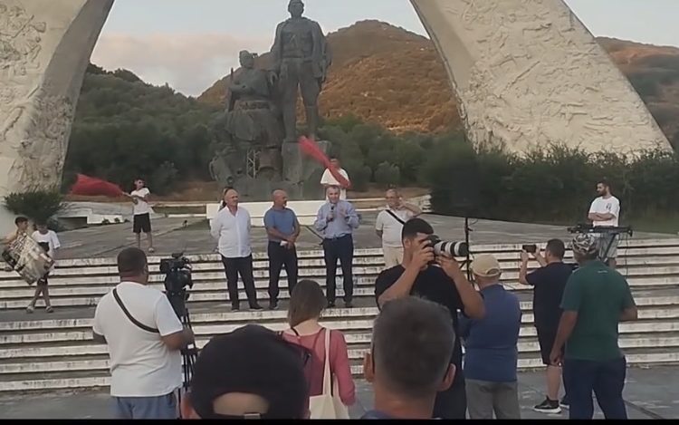 Qeveria po u rrëmben bashkinë, Selenica në protestë tek monumenti i Drashovicës