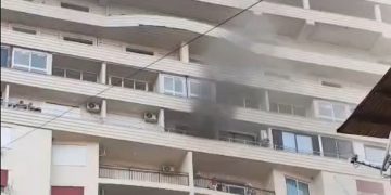 Zjarr në një pallat 30-katësh në Golem, vështirësi për ndërhyrjen e zjarrfikësve