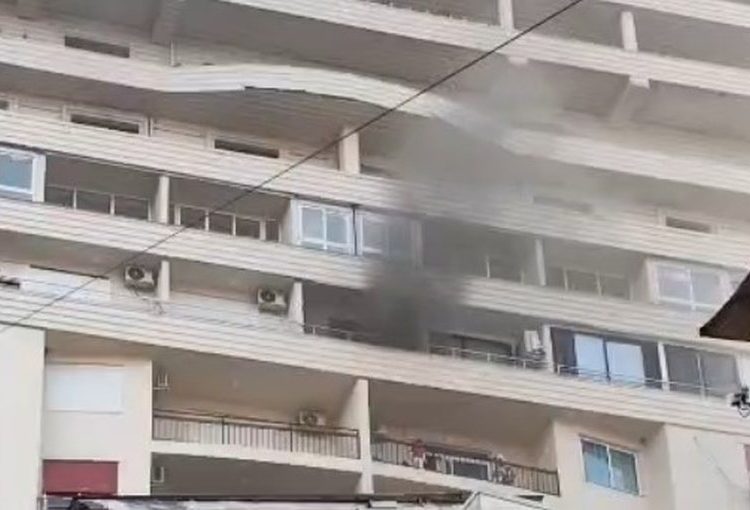 Zjarr në një pallat 30-katësh në Golem, vështirësi për ndërhyrjen e zjarrfikësve