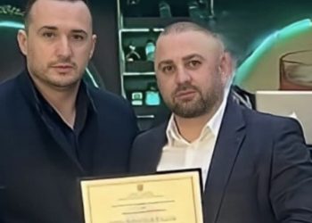 Ish-efektivi i Policisë shpallet në kërkim, akuzohet për kanosjen e stafit të një hoteli në Palasë
