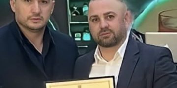 Ish-efektivi i Policisë shpallet në kërkim, akuzohet për kanosjen e stafit të një hoteli në Palasë