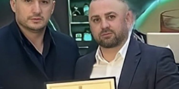 Ish-efektivi i Policisë shpallet në kërkim, akuzohet për kanosjen e stafit të një hoteli në Palasë