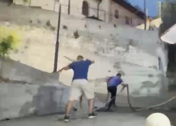 Kalaja: Kruja në ankth, flakët janë shumë pranë banesave në Abaze. Sillni mjete me ujë, zjarrfikësit kanë nevojë për furnizim