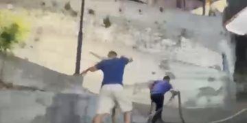 Kalaja: Kruja në ankth, flakët janë shumë pranë banesave në Abaze. Sillni mjete me ujë, zjarrfikësit kanë nevojë për furnizim