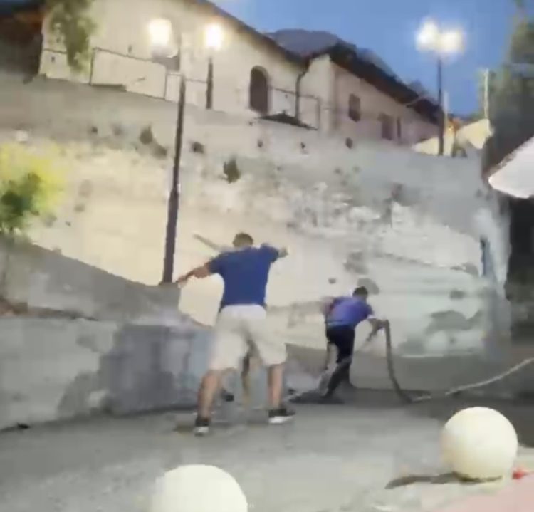 Kalaja: Kruja në ankth, flakët janë shumë pranë banesave në Abaze. Sillni mjete me ujë, zjarrfikësit kanë nevojë për furnizim