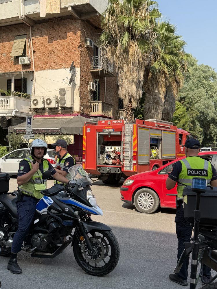 Zjarr në një apartament pranë stadiumit “Selman Stërmasi”, rruga e bllokuar nga makinat