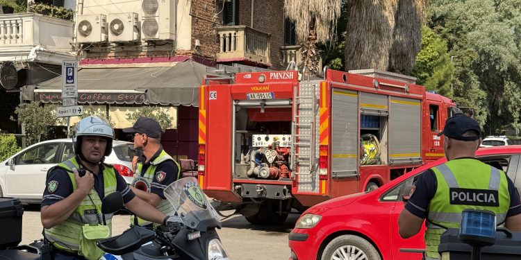 Zjarr në një apartament pranë stadiumit “Selman Stërmasi”, rruga e bllokuar nga makinat