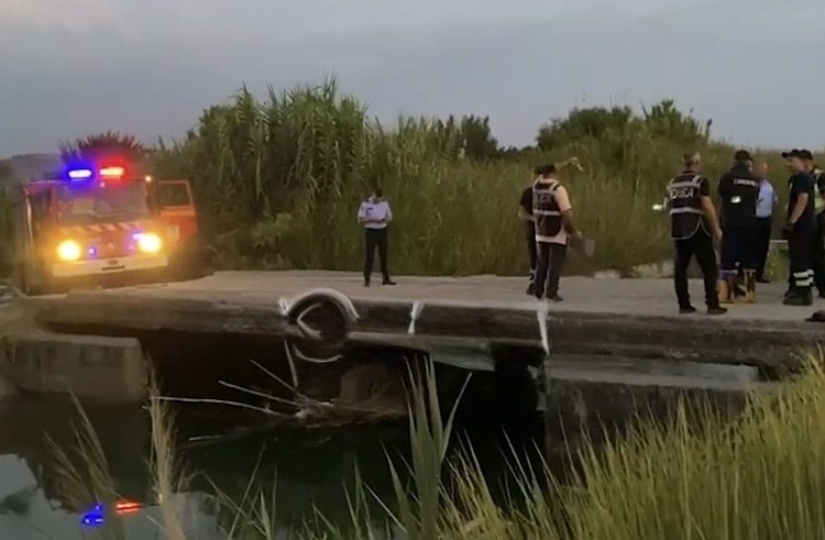 Tragjedi në Delisufaj, dy motra humbin jetën pasi makina përfundon në kanal