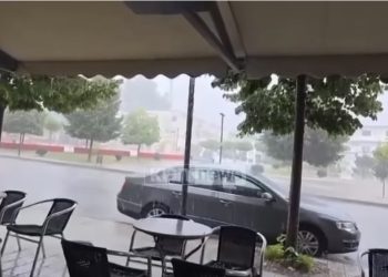 Përkeqësohet moti në jug, reshje të dendura në Sarandë dhe 3 gra shpëtohen në Palasë