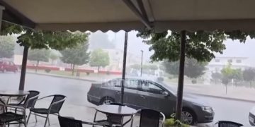 Përkeqësohet moti në jug, reshje të dendura në Sarandë dhe 3 gra shpëtohen në Palasë
