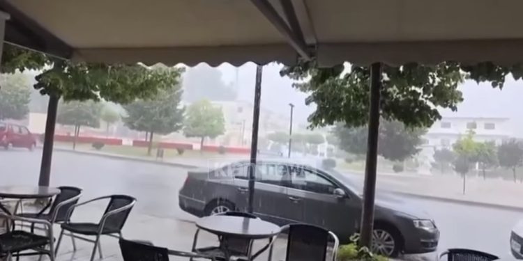 Përkeqësohet moti në jug, reshje të dendura në Sarandë dhe 3 gra shpëtohen në Palasë