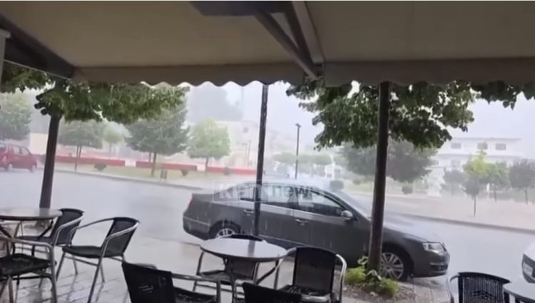 Përkeqësohet moti në jug, reshje të dendura në Sarandë dhe 3 gra shpëtohen në Palasë