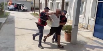 38 persona shoqërohen pas vrasjes së turistit në Ksamil, edhe një punonjës policie