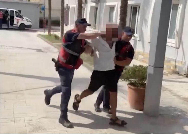 38 persona shoqërohen pas vrasjes së turistit në Ksamil, edhe një punonjës policie
