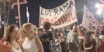 DITA 80/ “Arrestoni Ramën, arrestoni Ballukun”, protestuesit marshojnë në Tiranë