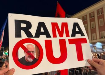 FITA 83/ Protestuesit nisin marshimin në Tiranë: “Shqipëria kërkon revolucion”