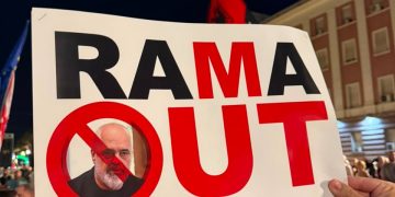 FITA 83/ Protestuesit nisin marshimin në Tiranë: “Shqipëria kërkon revolucion”
