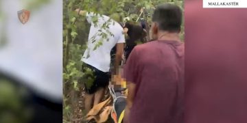 MALLAKSTËR/ Bie në humnerë teksa rregullonte tubin e ujit, nxiret 8 orësh