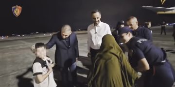 Riatdhesohen nga Siria 5 shqiptarë, mes tyre 3 të mitur dhe një 79-vjeçare