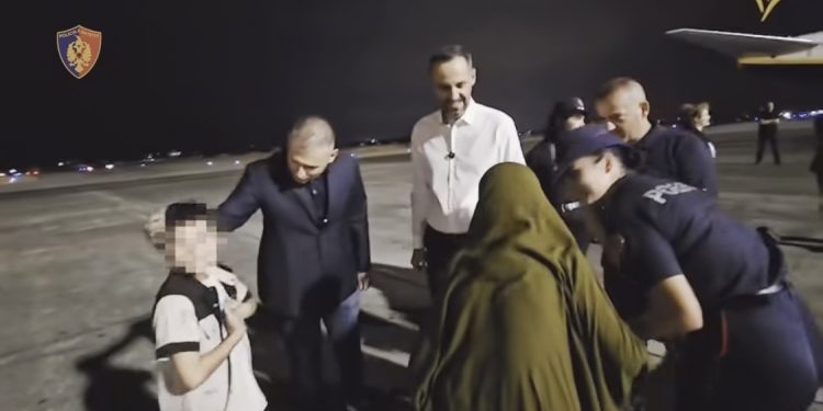 Riatdhesohen nga Siria 5 shqiptarë, mes tyre 3 të mitur dhe një 79-vjeçare