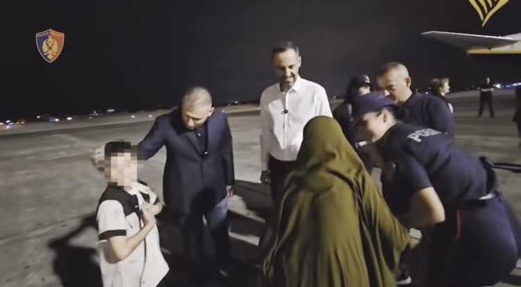 Riatdhesohen nga Siria 5 shqiptarë, mes tyre 3 të mitur dhe një 79-vjeçare