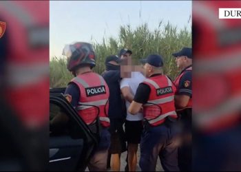 VIDEO/ Dalin pamjet e arrestimit të Ergys Agasit, ndërhyrja e policisë në rrugë
