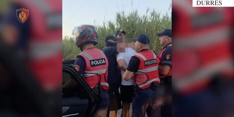 VIDEO/ Dalin pamjet e arrestimit të Ergys Agasit, ndërhyrja e policisë në rrugë
