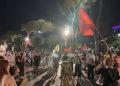 DITA 88/ Arrestimi i Ergys Agasit komentohet në protestë: “Krahu i djathtë i Ramës është prapa hekurave”