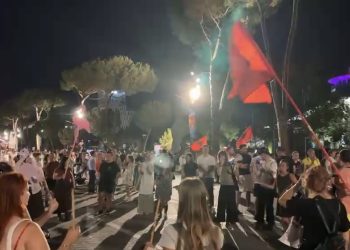 DITA 88/ Arrestimi i Ergys Agasit komentohet në protestë: “Krahu i djathtë i Ramës është prapa hekurave”