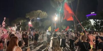 DITA 88/ Arrestimi i Ergys Agasit komentohet në protestë: “Krahu i djathtë i Ramës është prapa hekurave”