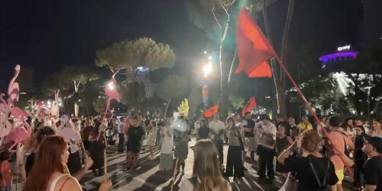 DITA 88/ Arrestimi i Ergys Agasit komentohet në protestë: “Krahu i djathtë i Ramës është prapa hekurave”