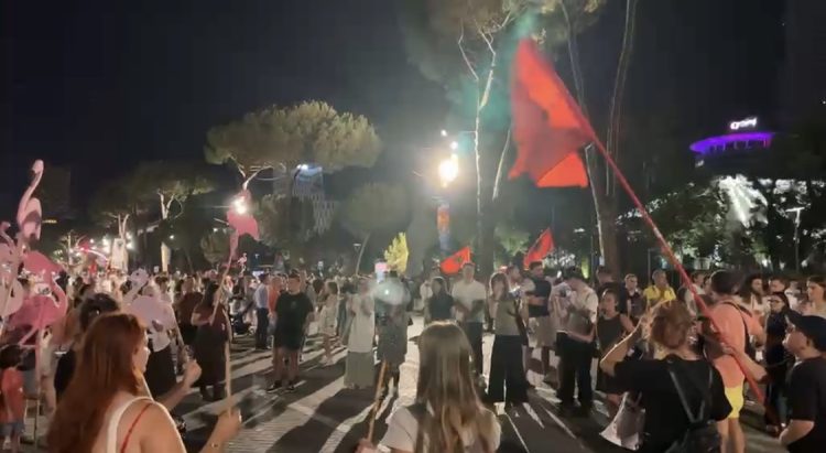 DITA 88/ Arrestimi i Ergys Agasit komentohet në protestë: “Krahu i djathtë i Ramës është prapa hekurave”
