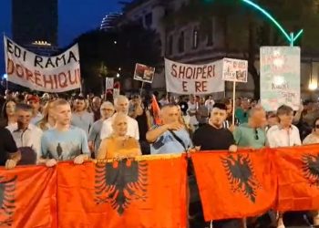 DITA 89/ Nga zonat e mbrojtura te betonizimi i Tiranës, qytetarët në protestë: “Anuloni ligjin për zonat e mbrojtura”