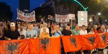 DITA 89/ Nga zonat e mbrojtura te betonizimi i Tiranës, qytetarët në protestë: “Anuloni ligjin për zonat e mbrojtura”