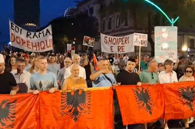 DITA 89/ Nga zonat e mbrojtura te betonizimi i Tiranës, qytetarët në protestë: “Anuloni ligjin për zonat e mbrojtura”