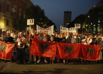 Mbyllet protesta e 90-të kundër qeverisë, qytetarët: “Ndryshim sistemi! Revolucion!”